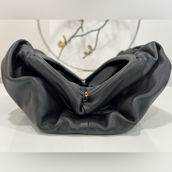 Bottega Veneta The Teen Leather Pouch - Picture 6 of 12